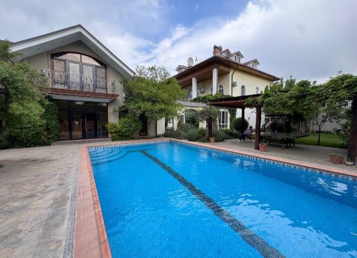 Дом сзади парка тельмана