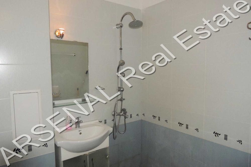 Тристаен апартамент под наем, Стрелбище