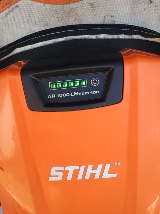 Set Stihl foarfeca gard viu  Stihl hsa 94r și baterie tip rucsac ar1000