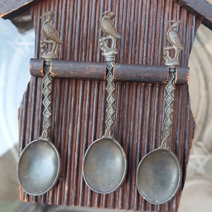 Винтидж  калаени лъжици върху дървен постамент
