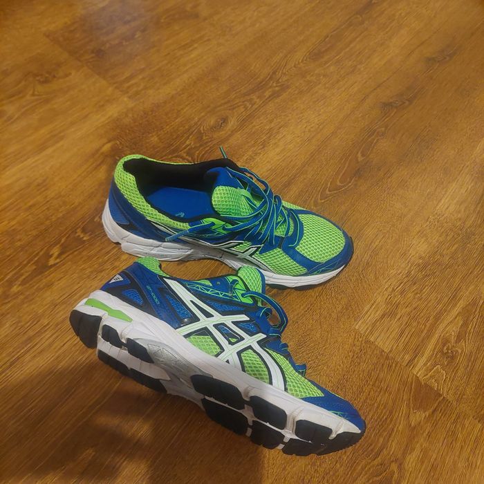 Vând Adidasi Asics