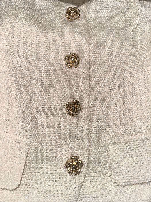 Елегантен бял корсетен потник с декоративни копчета