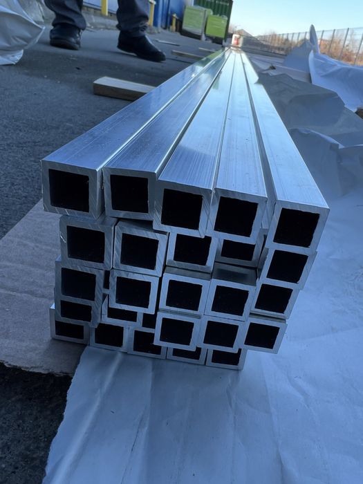 Teava patrata de aluminiu