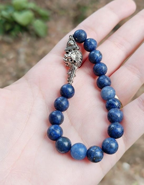 Bratara veche cu lapis lazuli si inchizatoare argintie cu un leu, copi