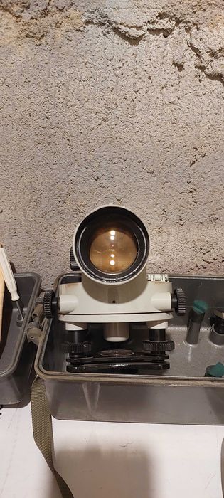 Нивелир с компенсатором углов наклона