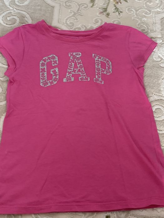 Tricou Gap într-o stare bună