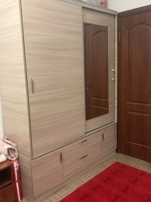 Шкаф для вещей и стиральная машина