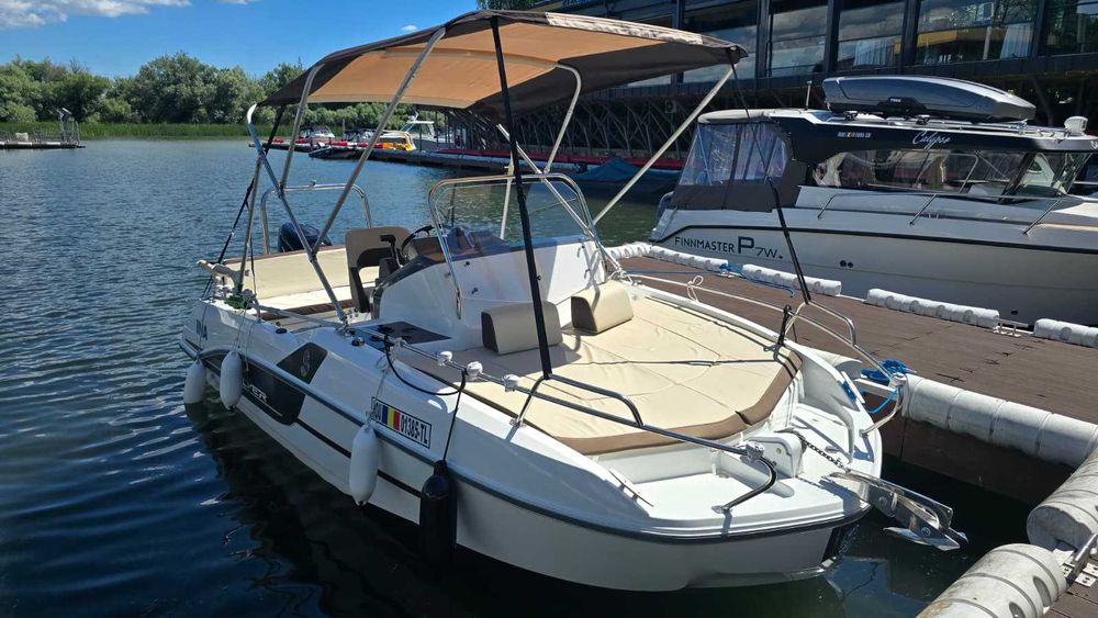 Barca BENETEAU Flyer 5  - Motor SUZUKI 140 CP cu Cabina + PERIDOC