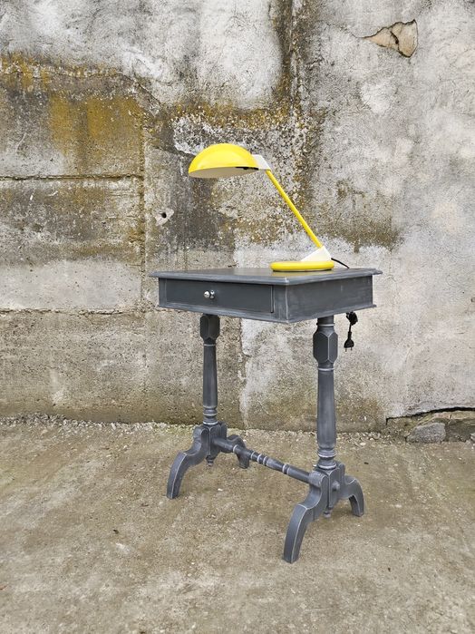 Consolă / Măsuță veche din lemn, reconditionata.
Dimensiuni:  L= 59 cm,  l= 43 cm,  H= 74 cm.
595 lei