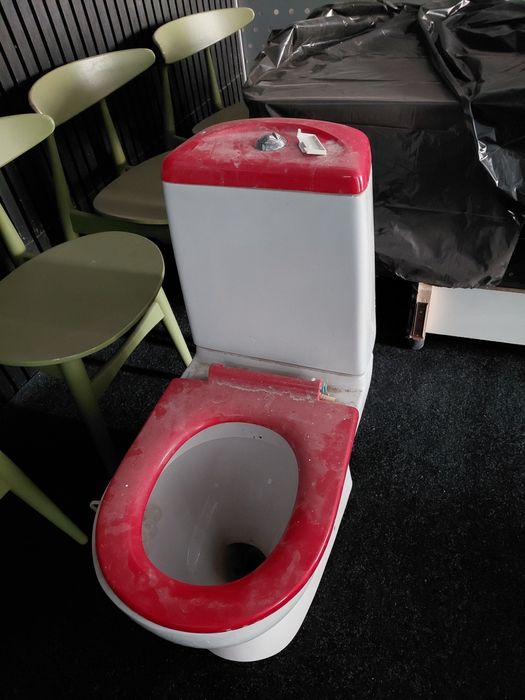 Унитаз с бочком и арматурой