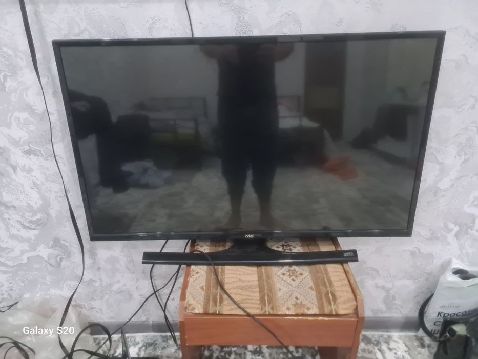 Телевизор Артел  43  сотилади.  Смарт эмас.  Ишлайди. Холати зур.