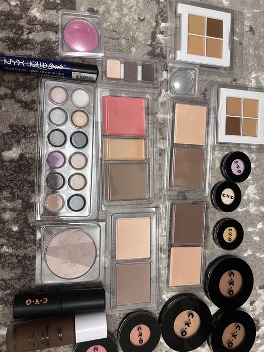 Vand lot de macheajuri noi