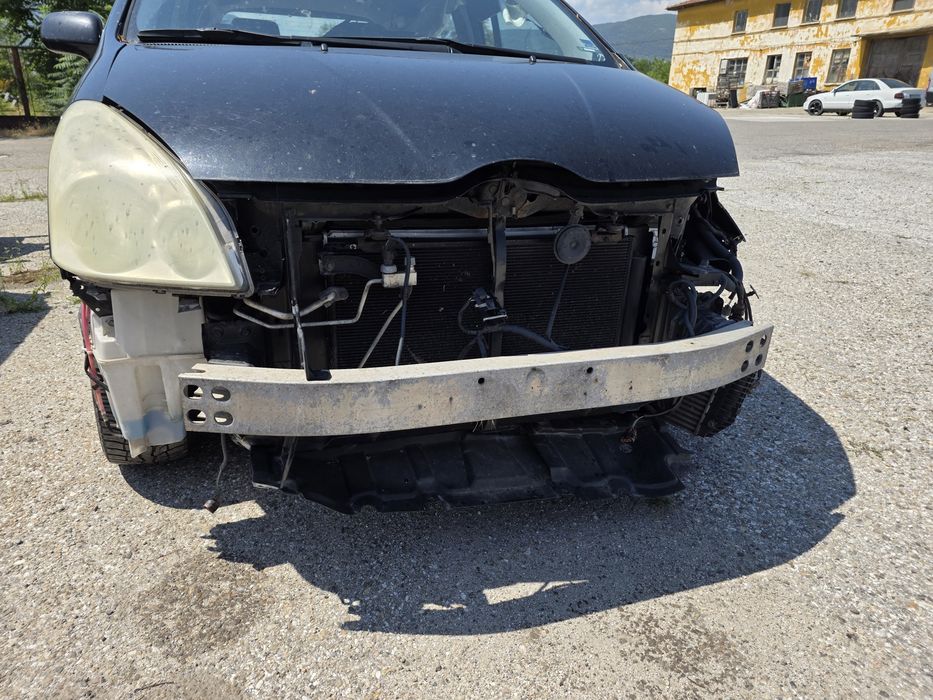 На части Тойота корола Версо 2.0d4d 116 к.с. /Toyota corolla verso 2.0