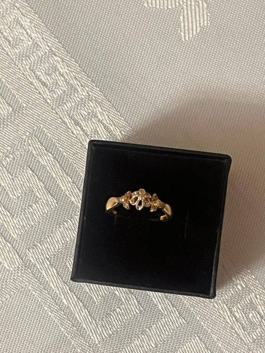 Золотое кольцо с бриллиантом