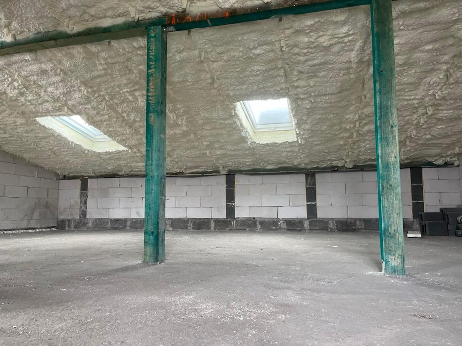 IZOMAX-Izolatii cu spuma poliuretanica premium(mansarde, poduri, hale)