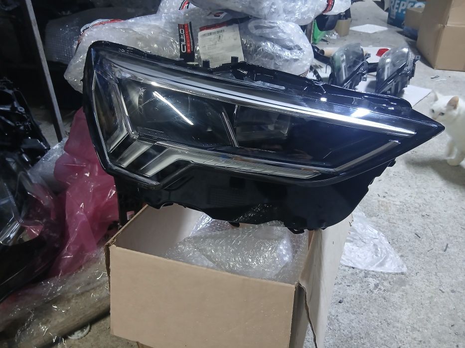 Десен фар за audi q3