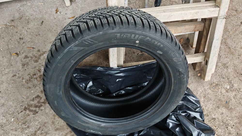 Продавам 4бр. зимни гуми 215 55 17