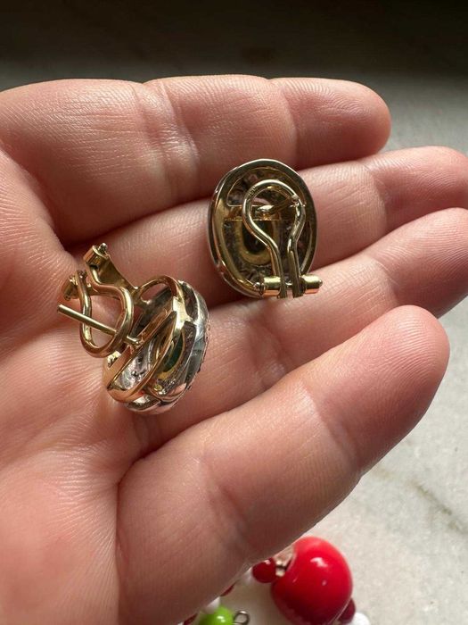 Pereche de cercei din aur și argint, decorată cu smaralde și diamante