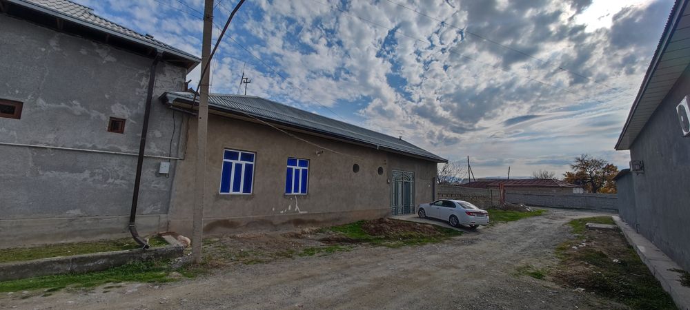 Hovli 6sotix sotiladi kitop sentridan charmgar maxala arqa tomonidan.