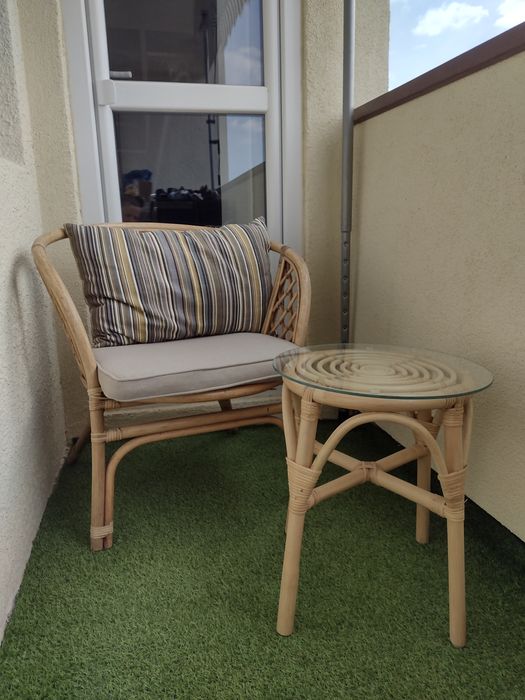 Ратанов стол с възглавници