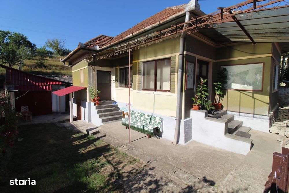 Vând casă D+P în Peștișu Mare, la 4 km de Hunedoara, garaj, anexe...