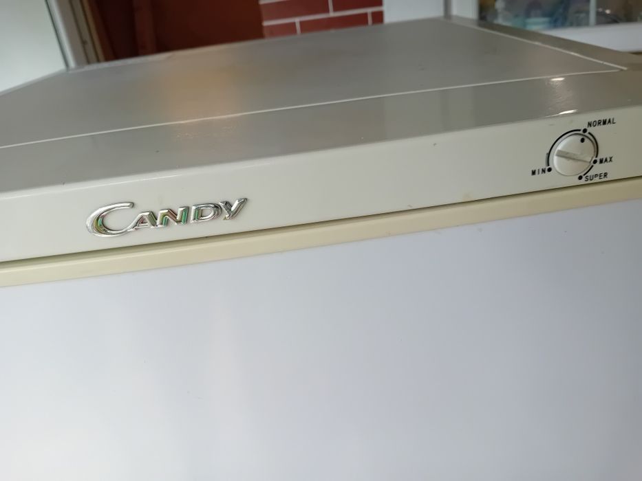 Vând congelator Candy