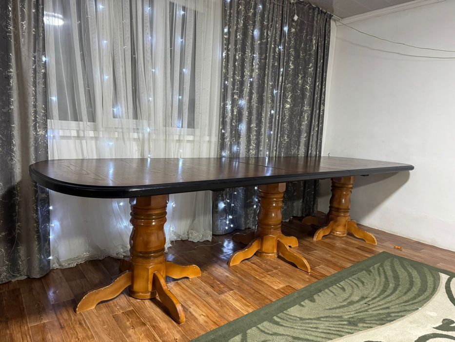 Стол гостинный деревянный