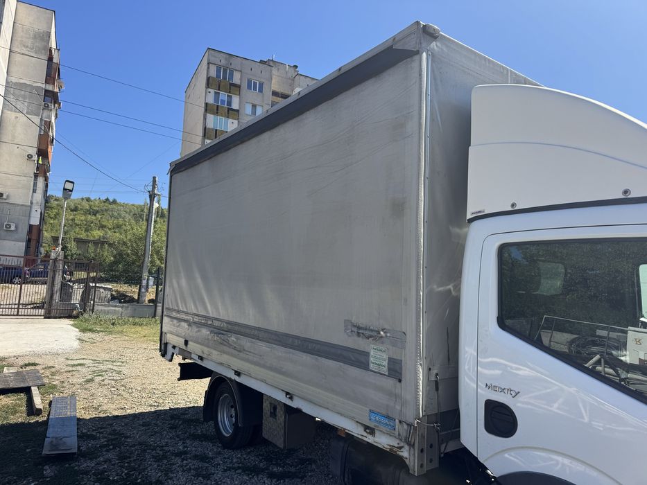 Бордова каросерия с щора