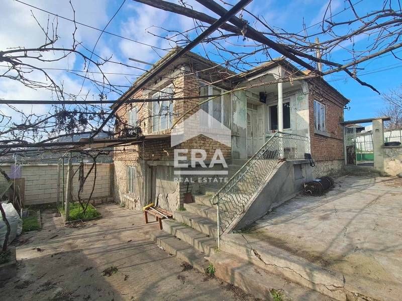 Едноетажна тухлена къща за продажба, с двор, в долната част на кв. Пов
