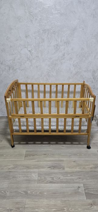 Детская кроватка с матрацем.