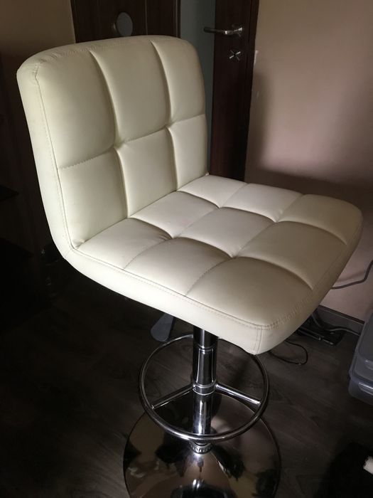 Scaun reglabil din piele si mobilier complet salon make up