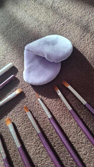 Четки за грим в лилав цвят
