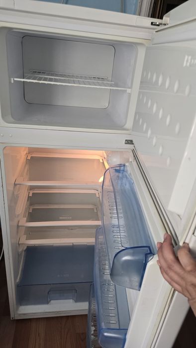 Срочно продам рабочий холодильник беко