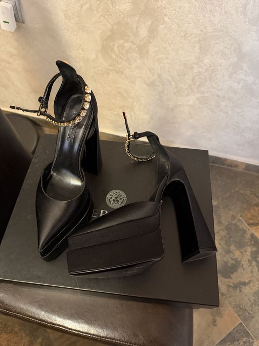 Черни Versace токчета