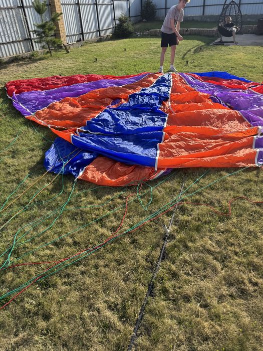 Продам парашют  в отличном состоянии.