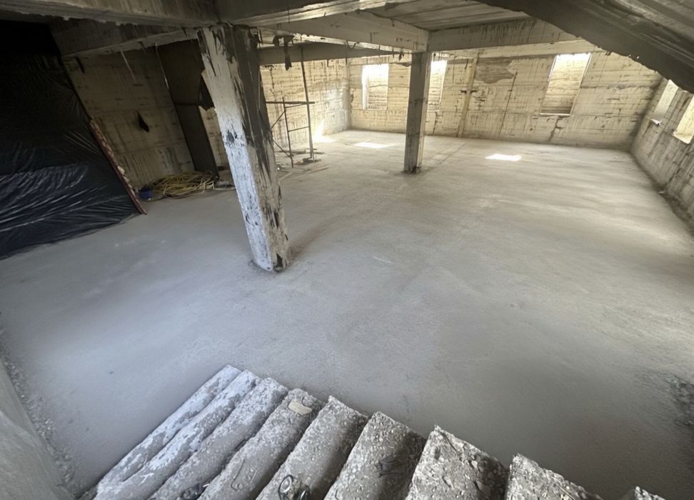 6 ta dom o'rtasida 3 etajlik Bino 800 m2 Oktayabr bozor orqasida