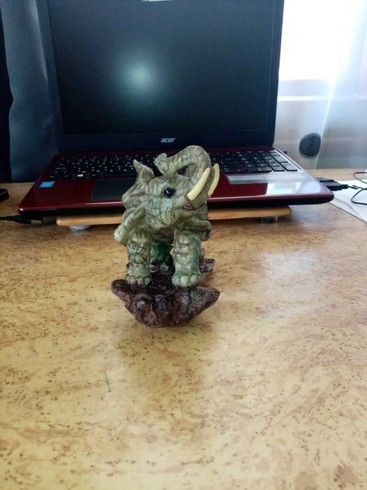 Слонче касичка и слончета сувенир, носещо късмет.