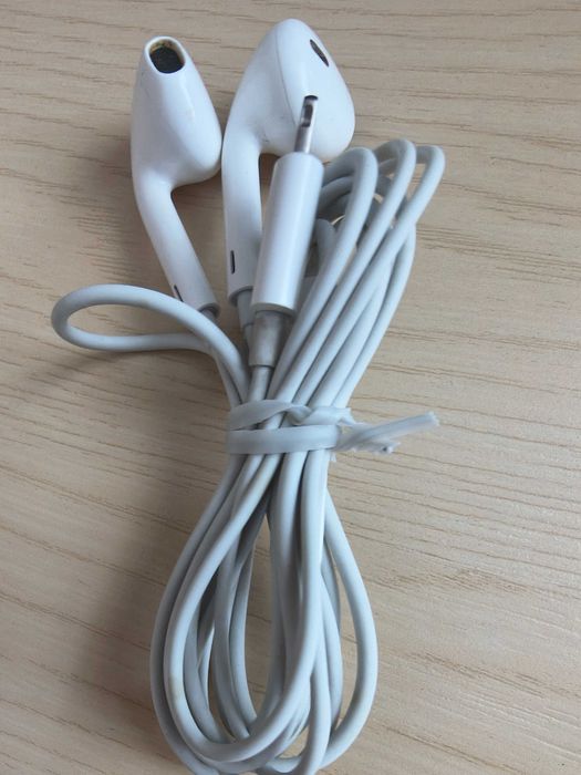Căști originale Apple mufă lightning lungime fir 1,2m. Folosite, dar perfect funcționale!