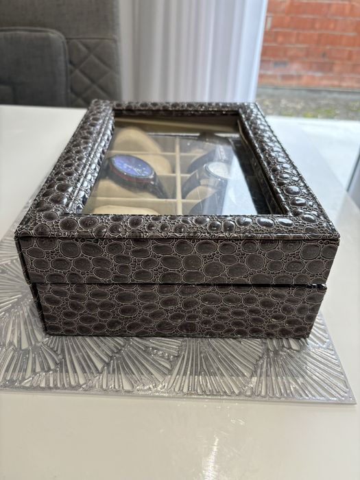 Vand ceasuri la alegere!