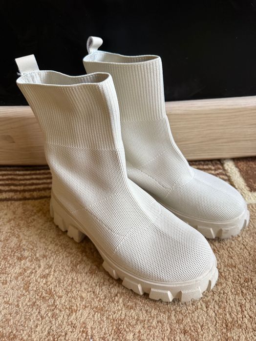 Бежови боти с мрежа