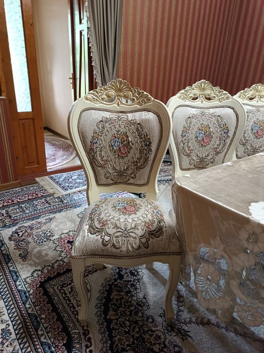 Stol stul sotiladi oladigan odam telefon qisin qisin