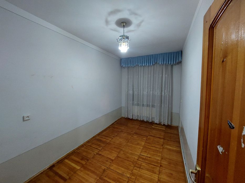 Продается квартира 4/1/4 в центре Кибрая.