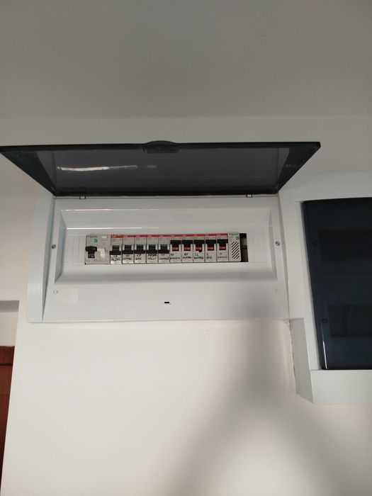 Vind apartament 2 camere parțial renovat