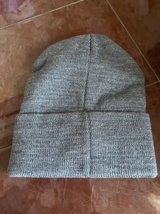 шапки новые серого цвета