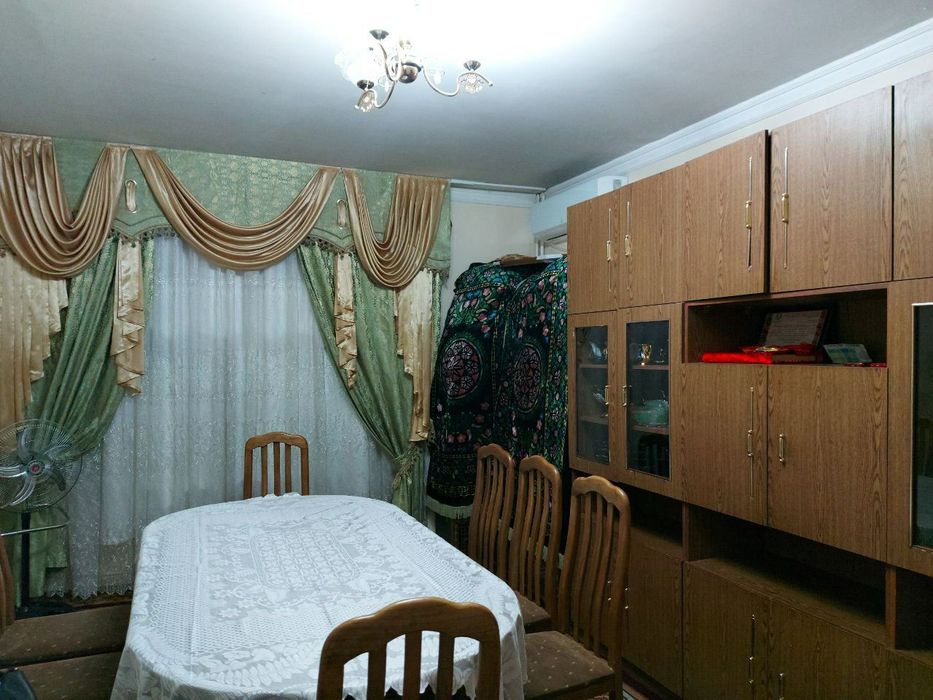 Uy sotiladi Qoratoshda 1 etaj 3 xonali.