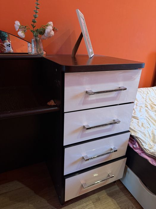 Комод с зеркалом