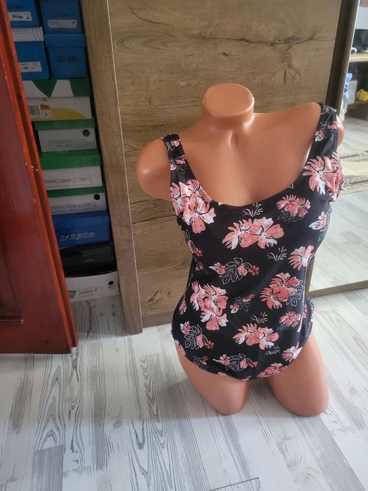 Vând Costum Baie