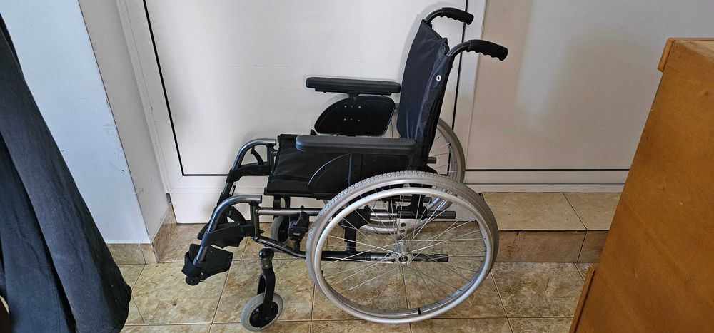 Carucior cu roti pentru persoane cu dizabilitati .
