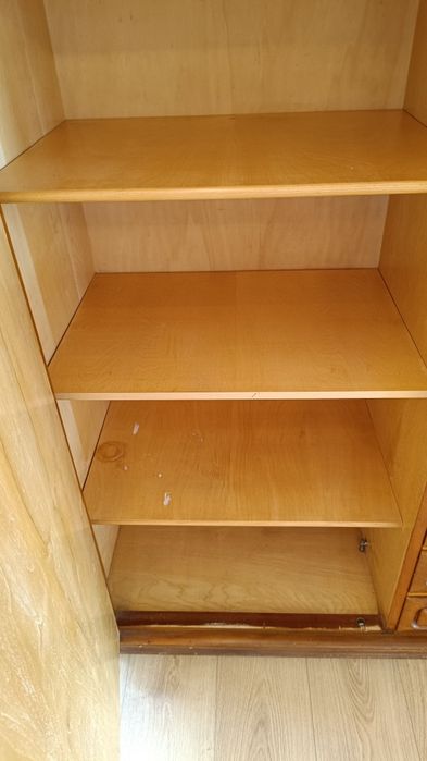 Старинен шкаф - много красив!