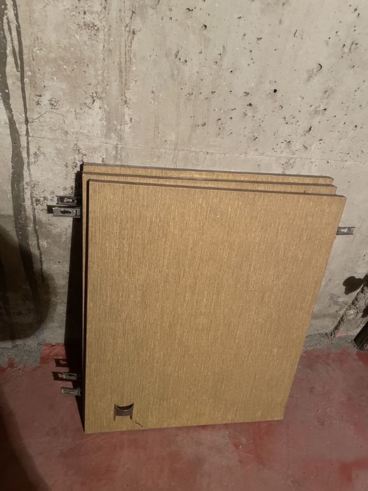 Продавам дървени плоскости и врати от гардероб
